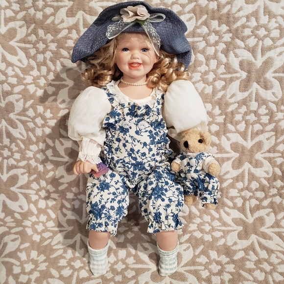 Ashley Belle "MEGAN" Fine Bisque 18" Porcelain Doll - New in Box - Picture 2 of 9